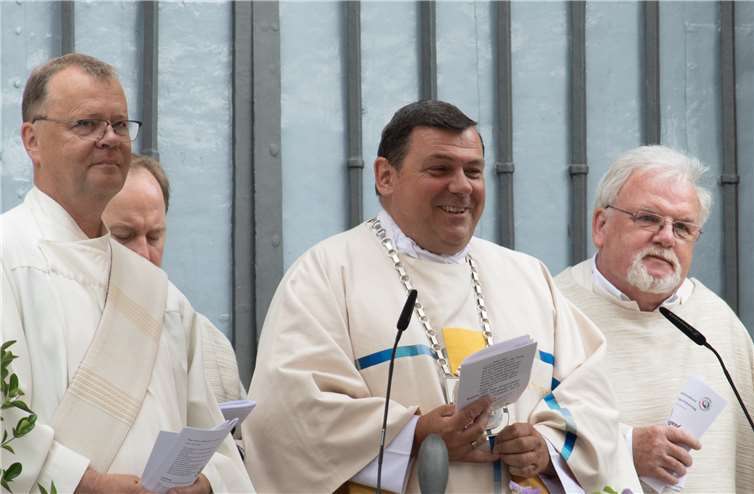 Stefan Ehrlich (mitte) feierte sein 25-jähriges Priesterjubiläum.