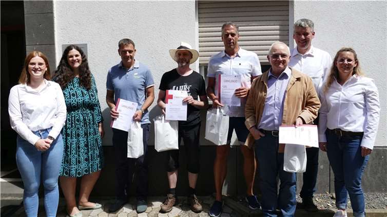 Stefan Frevel (2.v.L.), Christine Winnichner (1.v.L.) sowie Celina Smith (1.v.R.) bedankten sich zusammen mit Anne Wiegmann (2.v.R.) vom DRK-Blutspendedienst bei den anwesenden Blutspendern.  Foto: Thomas Borsdorf