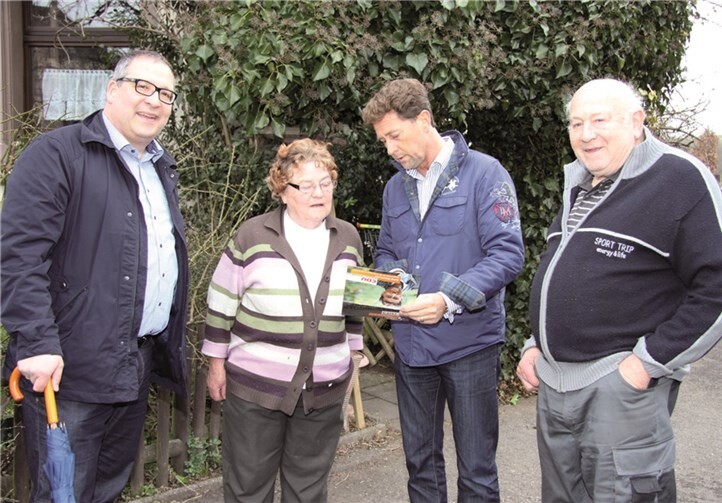 Stefan Friedsam (l.) und Detlef Odenkirchen (2.v.r) im Gespräch.privat