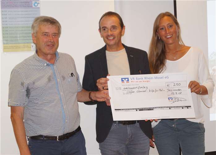 Stefan Gemmel (Mitte) bekam einen Scheck für seine Schule im afrikanischen Mali.