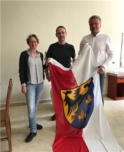 Stefan Gemmel (Mitte) mit Schulleiters von Hurghada, Uwe Zeng, und der Mitgründerin der Schule, Corinna Golbeck-Nasr.Foto: Stefan Gemmel