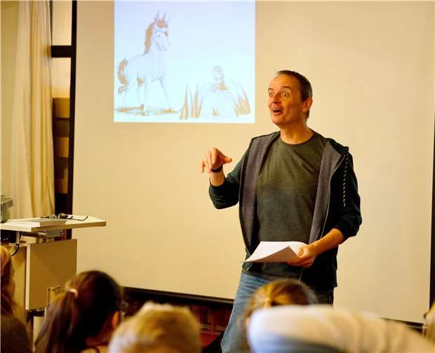 Stefan Gemmel las nicht nur Geschichten vor – er erzählte auch von seiner Arbeit als Autor.