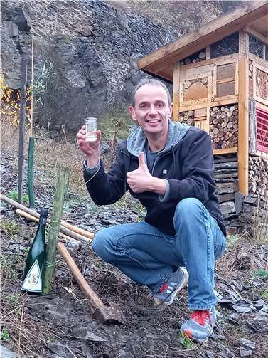 Stefan Gemmel nach gelungener Pflanzaktion des roten Weinbergpfirsichbäumchens. Foto: privat