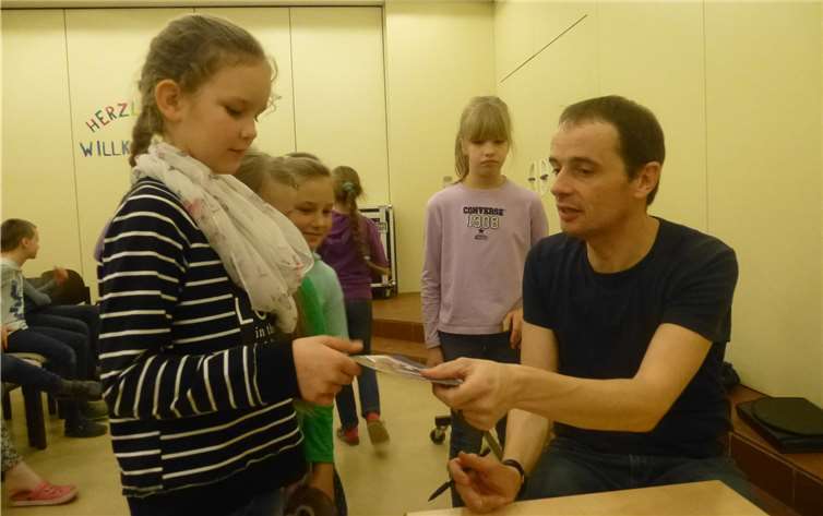 Stefan Gemmel überreicht jedem Kind seine persönliche Autogrammkarte.privat