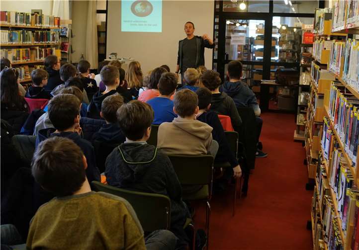 Stefan Gemmel zog die Kinder in seinen Bann und genoss ihre ungeteilte Aufmerksamkeit.