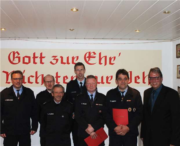 Stefan Gilges (3.v.r.) ist neuer Wehrführer in Hübigen. Er übernimmt damit das Amt von Horst Eberth (2.v.r.), der sich nicht mehr zur Wiederwahl stellte.Foto: privat