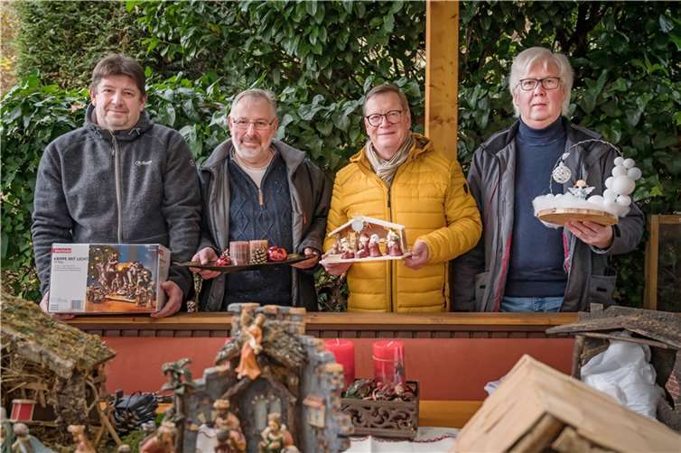 Stefan Girnstein, Heinz Oldenkott, Ortsbürgermeister Martin Lerbs, Willi Fergen (v.l.n.r.). Foto: Andreas Pacek / Touristik-Verband Wiedtal e.V.