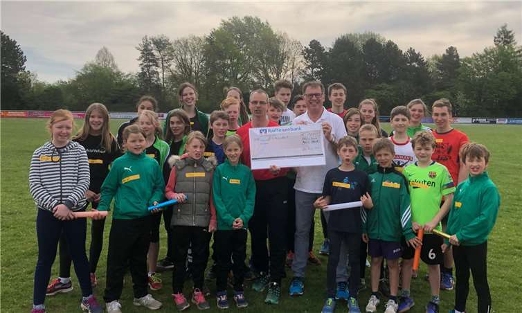 Stefan Gleisner (mit Scheck, von links), Trainer und Koordinator des RTV, und Dieter Schmidt, stellvertretender Vorsitzender des SSV Rheinbach, bekräftigten die Bedeutung der Jugendarbeit. Foto: SSV Rheinbach