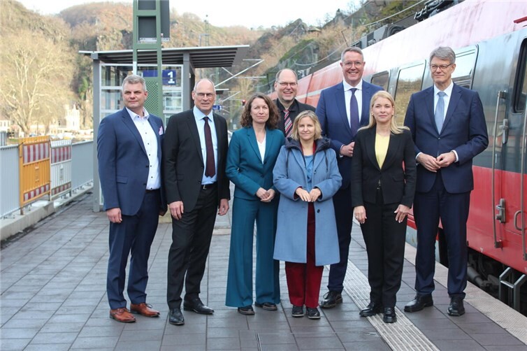 Stefan Gleißner, Gerd-Dietrich Bolte, Cornelia Weigand, Thorsten Müller, Katrin Eder, Alexander Schweitzer, Evelyn Palla, Patrick Schnieder (v.l.n.r). Foto: wite
