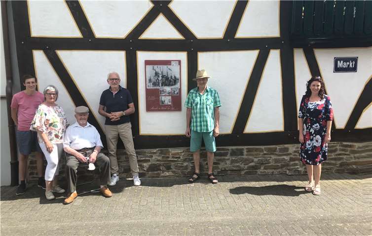 Stefan Görres mit seiner Frau Karin Luckey und deren Familie traf sich zum Umtrunk mit den Nachbarn Andreas und Petra Paetz, an deren Haus die Wandtafel angebracht wurde, zu einem erfrischenden Umtrunk. Foto: privat