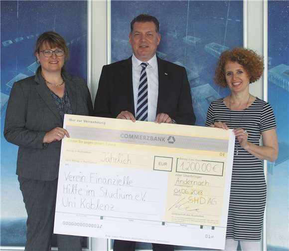Stefan Hahne, Vorstandsvorsitzender der SHD AG, übergibt einen symbolischen Scheck in Höhe von jährlich 1.200 Euro an Frau Andrea Hauswirth (links, Vorsitzende) und Frau Beate Bastian (rechts, Kassiererin), beide im Vorstand des Vereins „Finanzielle Hilfe im Studium e. V.“. Privat