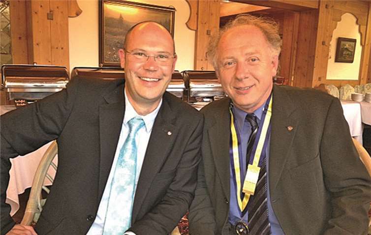 Stefan Hammes (l.) übergibt Hammer und Präsidentenkette an Udo Hoffmann, der nun ein Jahr die Präsidentschaft des Rotary Clubs Adenau-Nürburgring übernimmt. privat