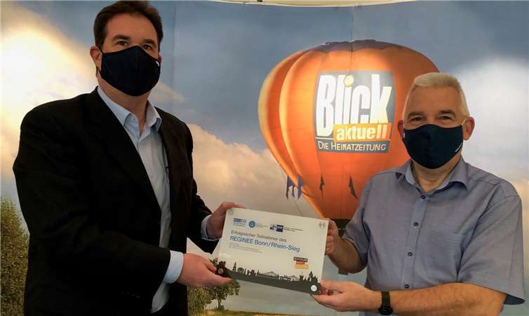 Stefan Hernandez (links, Bundesverband der Energie-Abnehmer, VEA) überreicht die Mitglieds-Plakette an Peter Krupp (Geschäftsführer KRUPP DRUCK, Sinzig), eins der ersten Mitglieder der neuen Initiative. Foto: privat