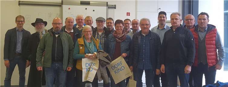 Stefan Hess (links), Projektleiter des Dorffunks, begrüßte die Gäste im Fraunhofer-Institut.Foto: privat