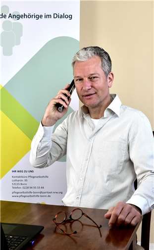 Stefan János Wágner hat ein offenes Ohr für die Anliegen von Menschen, die durch Pflegethemen belastet sind. Quelle: Der Paritätische NRW