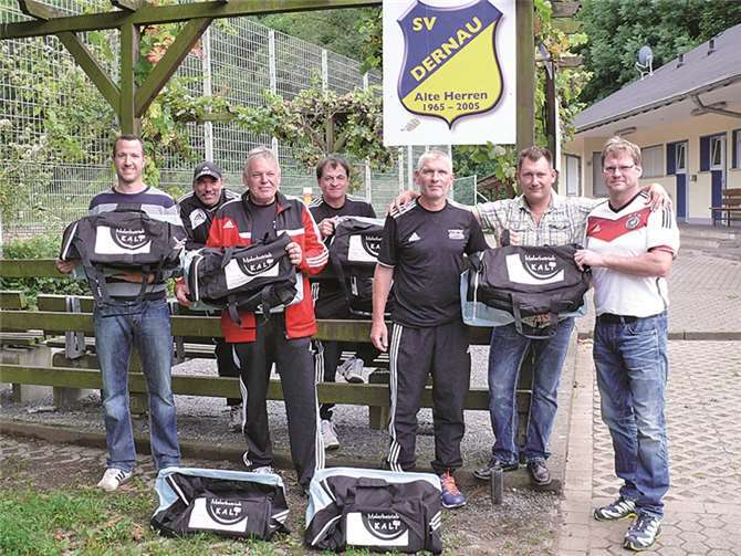 Stefan Kalt (r.) überreicht die Sporttaschen an den Vorstand. privat