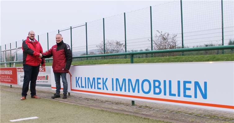 Stefan Klimek und Klaus Krämer, 1. Vorsitzender des SVK vor der neuen Bandenwerbung. Foto: privat