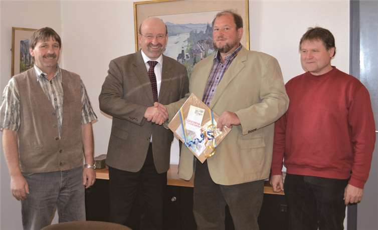 Stefan Koll (2. v. re.) feierte sein 25-jähriges Dienstjubiläum bei der Stadt Remagen. AB