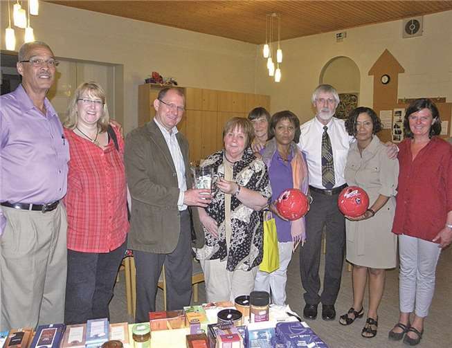 Stefan Krahm, Vorsitzender des Haiti-Vereins Foundation Enfant Haiti, übernimmt die Spenden für das Haiti-Projekt aus den Händen von Vertretern des Eine-Welt-Ladens Remagen-Sinzig und Vertretern der evangelischen Kirchengemeinde im Beisein von Direktoren der haitianischen Partnerorganisation. AB