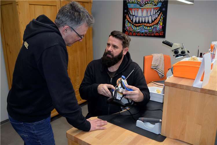 Stefan Kreil im Gespräch mit einem Mitarbeiter. Fotos: TFR