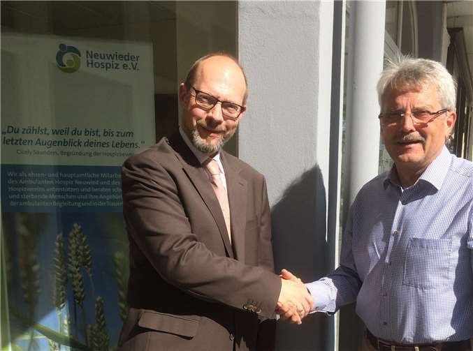 Stefan Lehnhardt von der Freimaurerloge „Zur Wahrheit und Treue“ (links) überreichte Hans-Peter Knossalla vom Neuwieder Hospizverein eine Spende in Höhe von 4600 Euro.Foto: Hospizverein