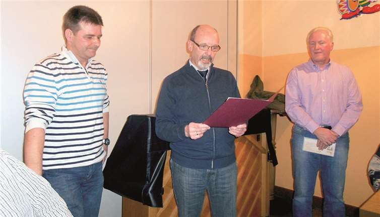 Stefan Liesenfeld (l.) wurde vom Kreisvorsitzenden Walter Merten und vom SCC-Vorsitzenden Klaus Bauer (r.) für seine langjährige ehrenamtliche Tätigkeit mit der Bronzenen Ehrennadel geehrt.  privat
