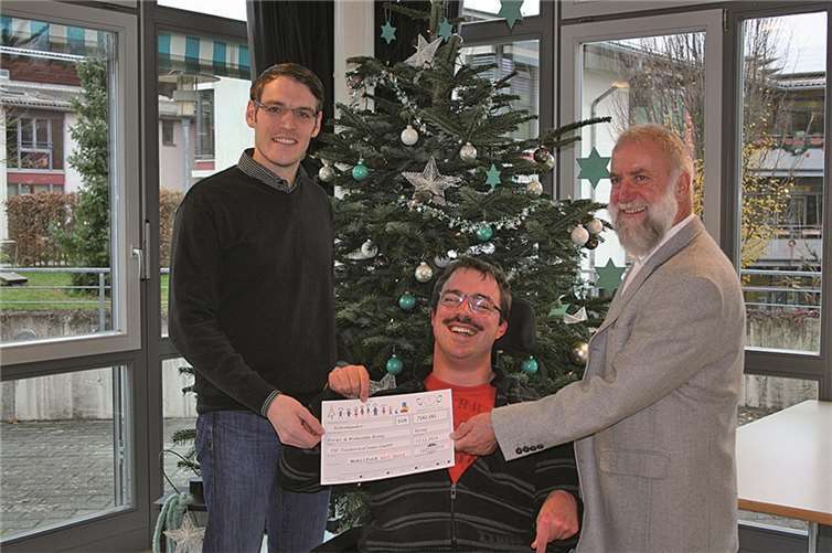 Stefan Link, Thorsten Jechel, Dr. Alfred Marmann (v.l.n.r.) bei der Übergabe der Spende.privat