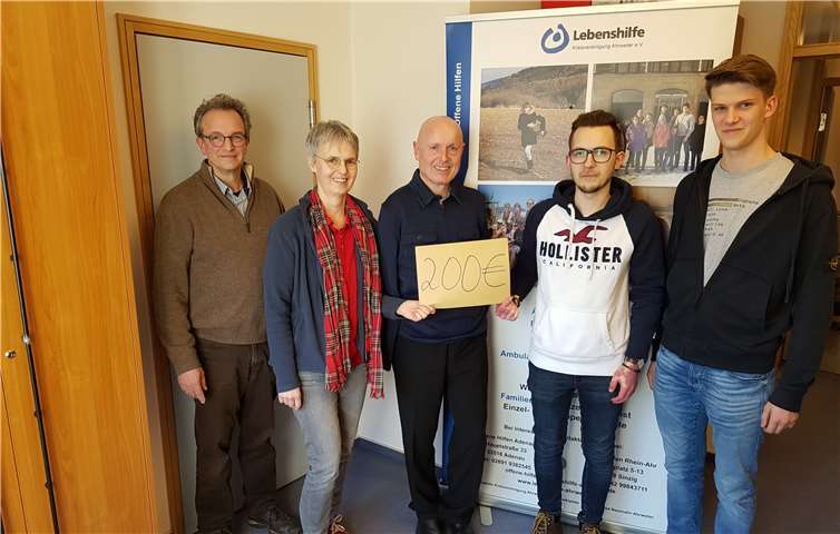 Stefan Möller, Geschäftsführer der Lebenshilfe Ahrweiler e. V., Karin Friele, stellvertretende Vorstandsvorsitzende, Ulrich van Bebber, Vorstandsvorsitzender freuen sich über die Spende von Moritz Feigk, Auszubildender L&D und Nico Ax, Auszubildender Druckerei Arenz (v. l. n. r.).Foto: privat