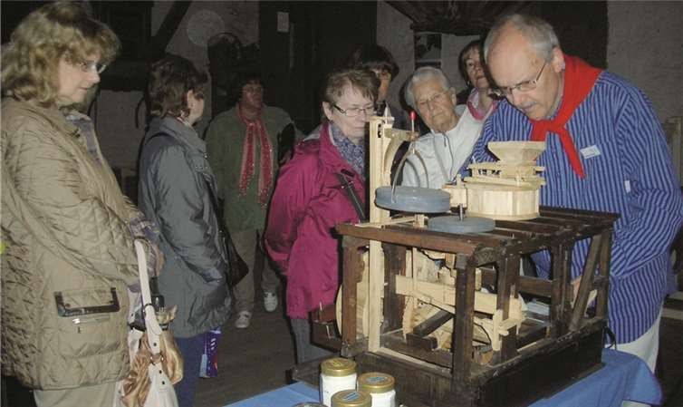 Stefan Möller erklärte an einem Modell die Funktionsweise der ehemaligen Wassermühle. privat