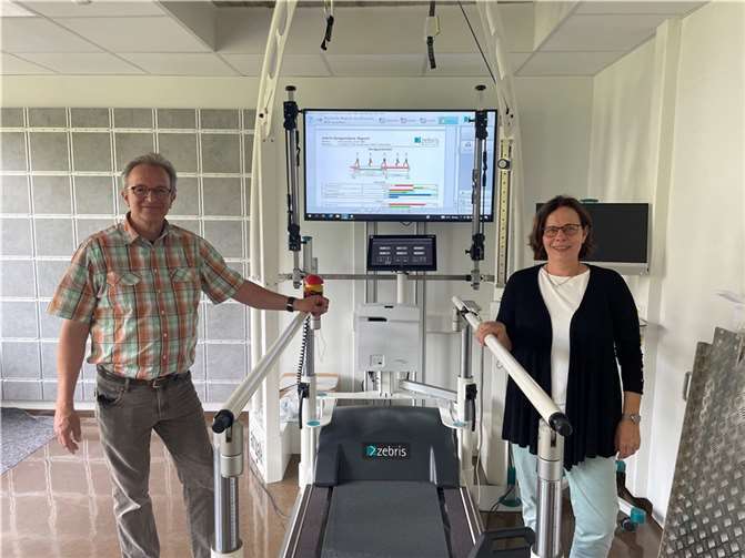 Stefan Möller und Dr. Elke Vespo an einem neuen und modernen Laufband für neurologische Rehabilitation.  Foto: ROB