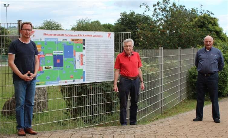 Stefan Mross (li.) hatte dem Vorsitzenden des FSV Lahnstein Herfried Enz (Mitte) die Spende überreicht. Foto: privat