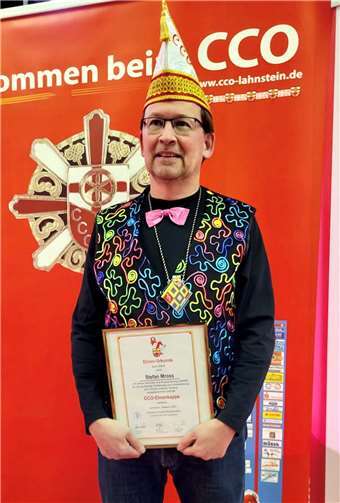 Stefan Mross probierte die CCO-Ehrenkappe direkt an und war sichtlich stolz und erfreut über diese Ehrung.