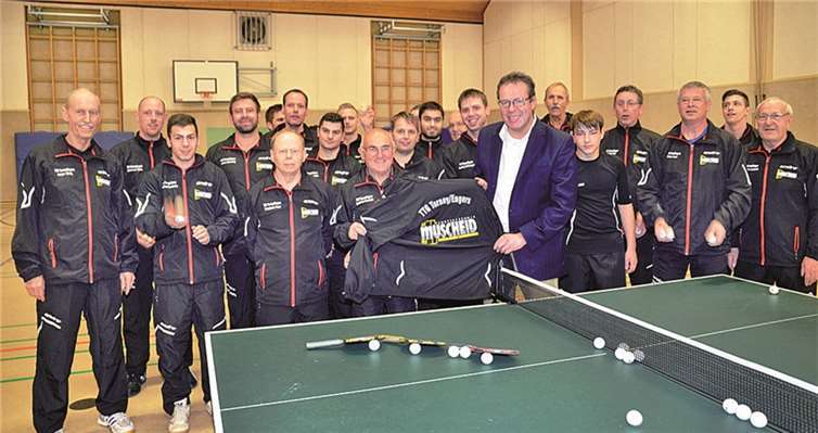 Stefan Muscheid (vorne r.) übergibt die Anzüge an ESV-Chef Gottfried Brubach. privat