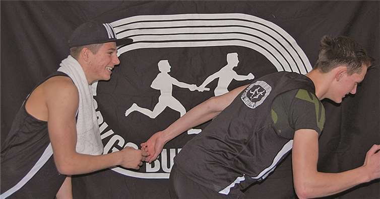 Stefan Nechita (l.) und Simon Gilles freuen sich riesig über Platz 1 und 2 und versuchen das Logo der Burgbrohler Leichtathlet zu imitieren.privat