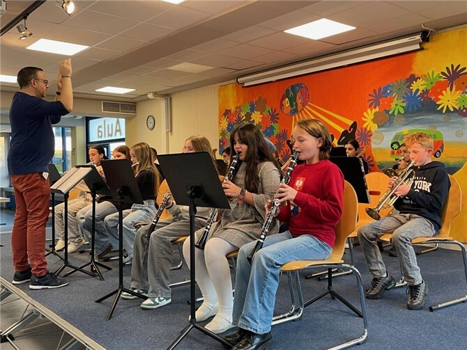 Stefan Noß und die Bläsergruppe 6 der IGS Remagen.  Foto: Sandra Rosa