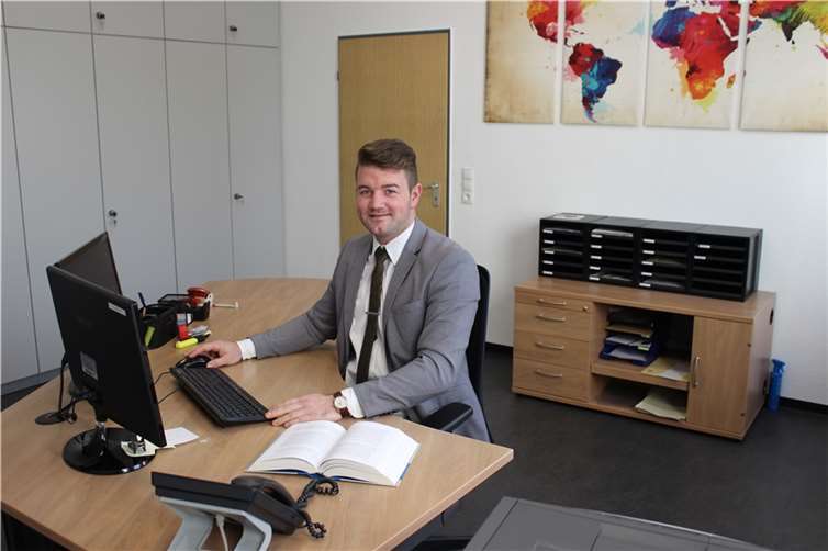 Stefan Oligschläger, Leiter des Fachbereichs „Bürgerdienste, Ordnung und Soziales“ an seinem Arbeitsplatz in der Verbandsgemeindeverwaltung Brohltal.Foto: Verbandsgemeindeverwaltung Brohltal.
