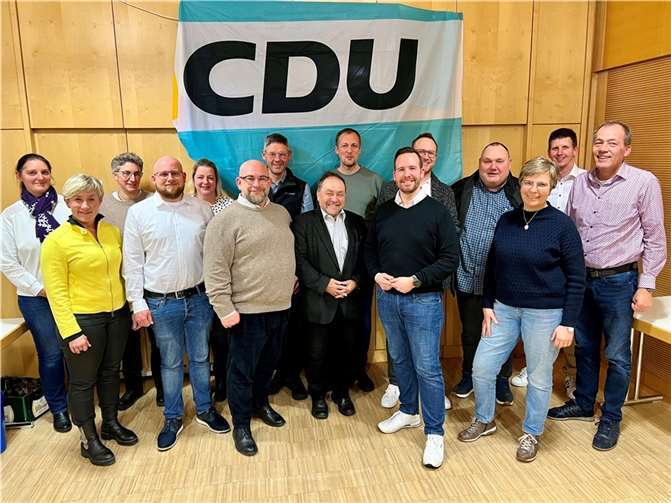 Stefan Ostrominski (6.v.l.) wurde einstimmig als Bürgermeisterkandidat der CDU für Kehrig nominiert.  Foto: privat