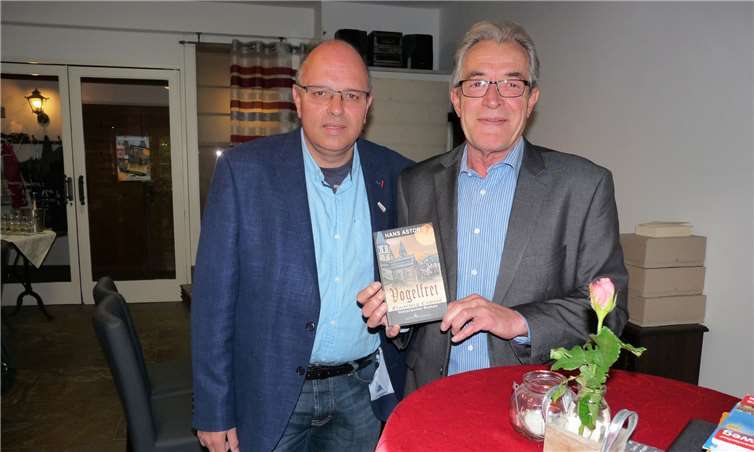 Stefan Pauly –links- moderierte die Buchvorstellung.FRE