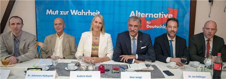 Stefan Petri (l.) und Dr. Johannes Hüdepohl (2.v.l.) sind ab sofort wieder Mitglied der AfD im Kreis Ahrweiler. Darüber freuen sich (v.l.) die Kreisvorsitzende Kathrin Koch, Landesvorsitzender Uwe Junge, sein Stellvertreter Dr. Jan Bollinger und Landtags-Fraktionsvize Joachim Paul.  -JOST-
