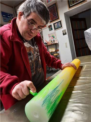 Stefan Plümmer beim gestalten der Osterkerze. Quelle: Kloster Ebernach