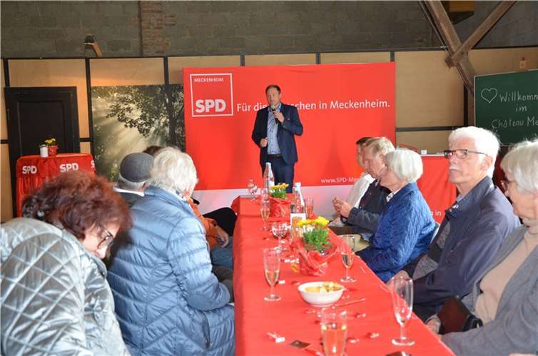 Stefan Pohl ehrte verdiente Mitglieder. Quelle: Daniel Südhof