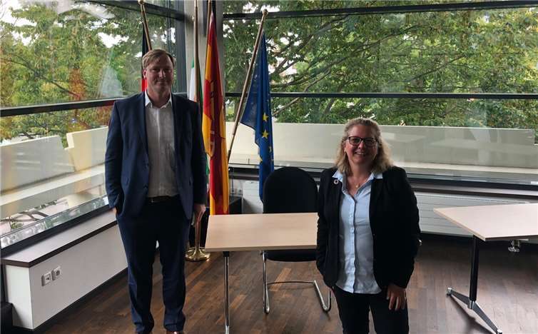 Stefan Pohl im Gespräch mit Bundesumweltministerin Svenja Schulze. Foto:SPD