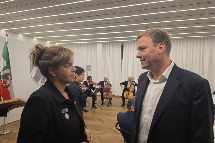 Stefan Pohl im Gespräch mit der stv. Ministerpräsidentin NRW Mona Neubaur