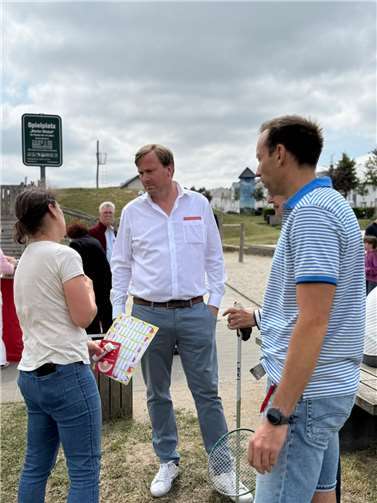 Stefan Pohl im Gespräch mit interessierten Bürgern. Foto: privat