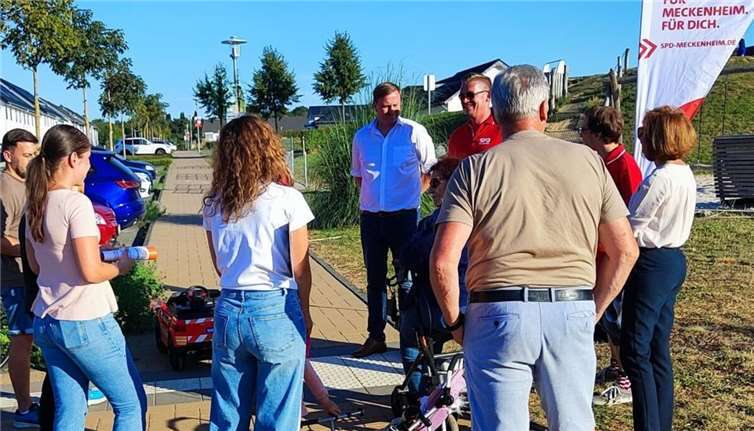Stefan Pohl und Marco Deckers im Dialog mit den Bürgerinnen und Bürgern.  Foto: privat