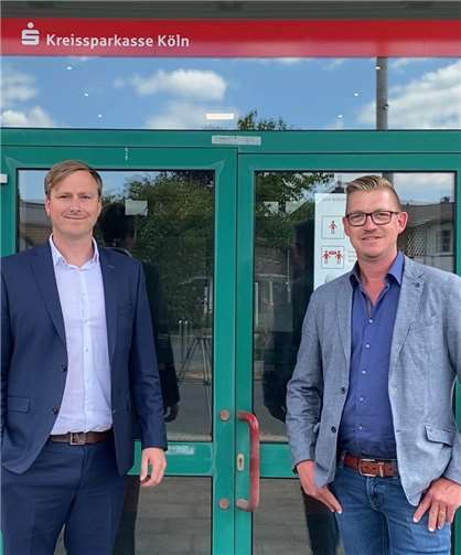 Stefan Pohl und Marco Deckers vor der Sparkassenfiliale in Merl.