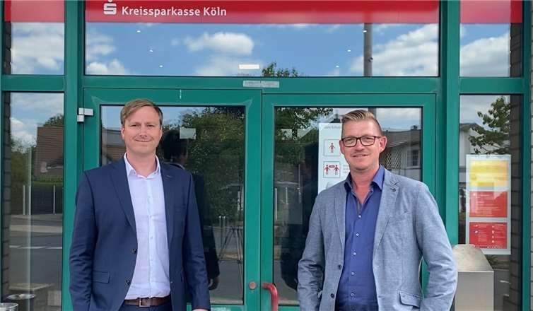 Stefan Pohl und Marco Deckers vor der ehemaligen Filiale der KSK Köln in Merl. Foto: privat