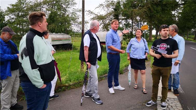 Stefan Pohl (vierter v.r.) bei der Ortsbegehung in Altendorf und Ersdorf. Foto: privat