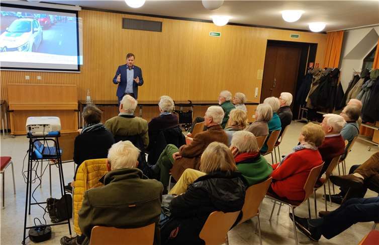 Stefan Pohl von „Meckenheim hilft e.V.“ berichtet von seinen Fahrten mit Hilfsgütern in die Ukraine. Quellen: Bürgerverein Meckenheim