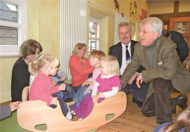 Stefan Raetz (2.v.re.) und Dieter Klepzig (re.) vom Lions Club Bonn-Rhenobacum mit Kindern und Müttern der Elterninitiative Kleinkinder Wibbelstätz. privat